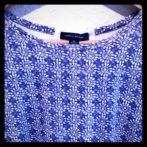 Women’s Tommy Hilfiger Top with Bow in the Back! - Picture 2 of 4